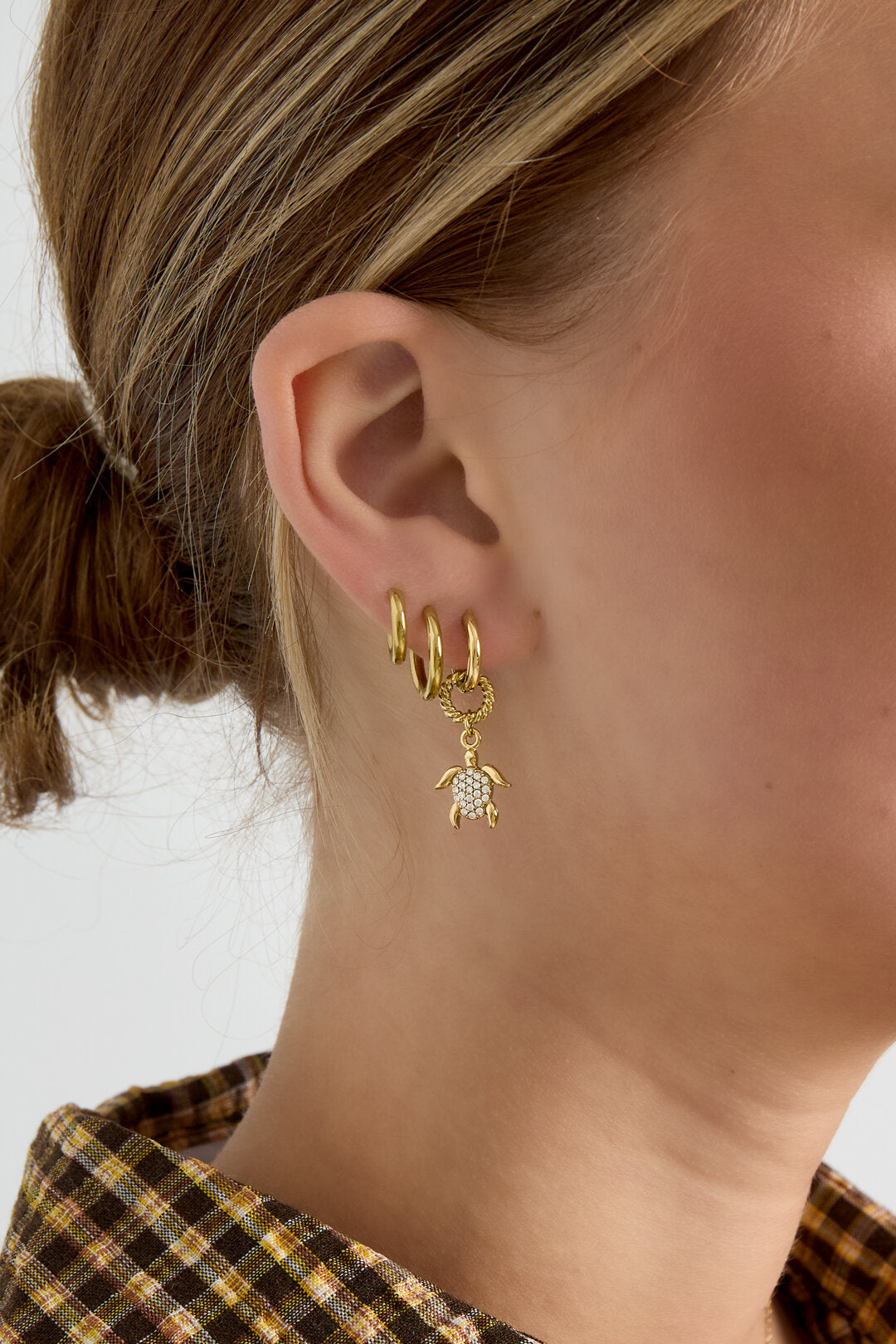 Boucles d'oreilles avec une tortue pendante