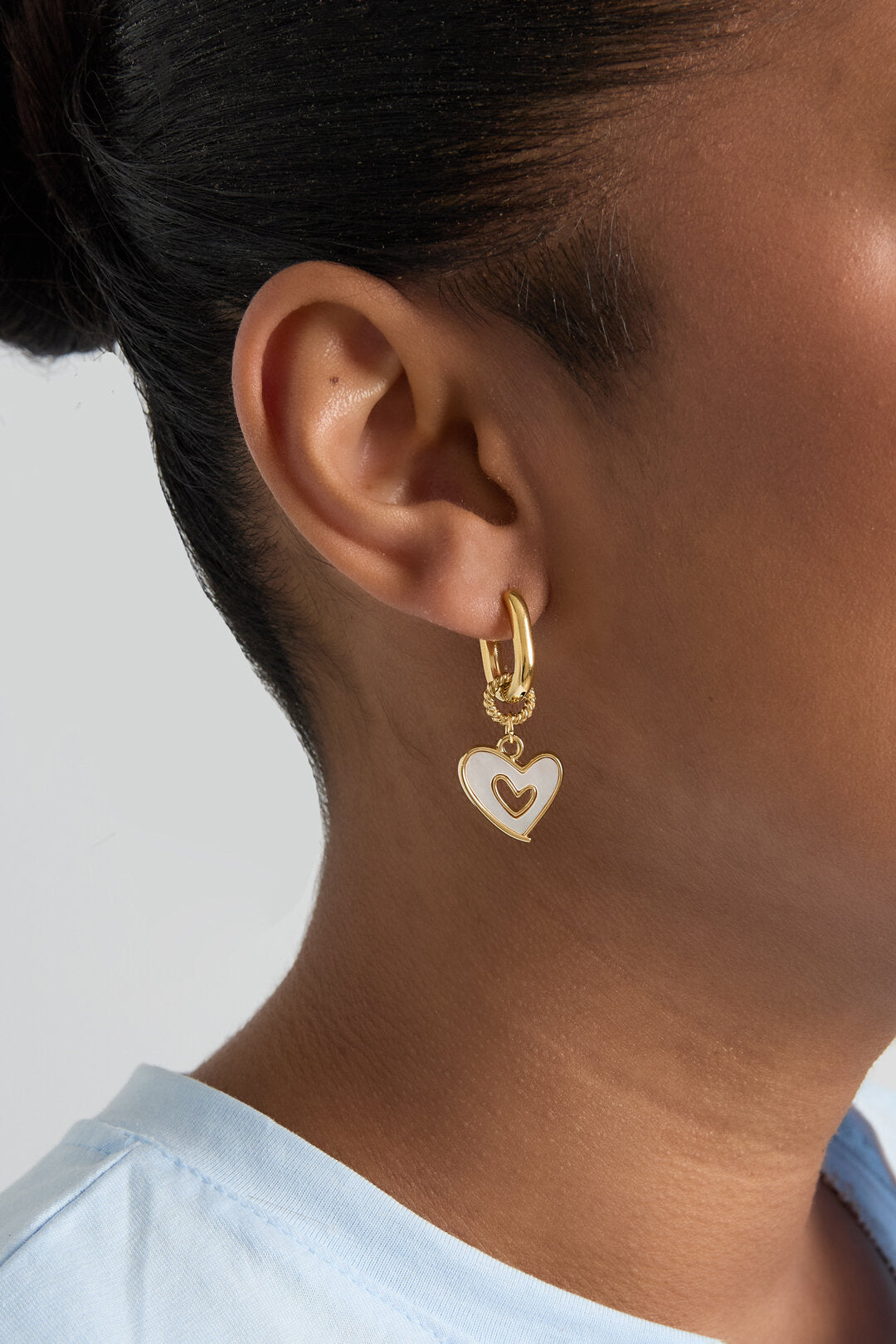 Boucles d'oreilles squovales avec des cœurs pendants en nacre
