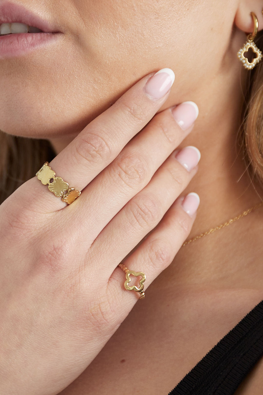 Bague torsadée avec trèfle - dorée