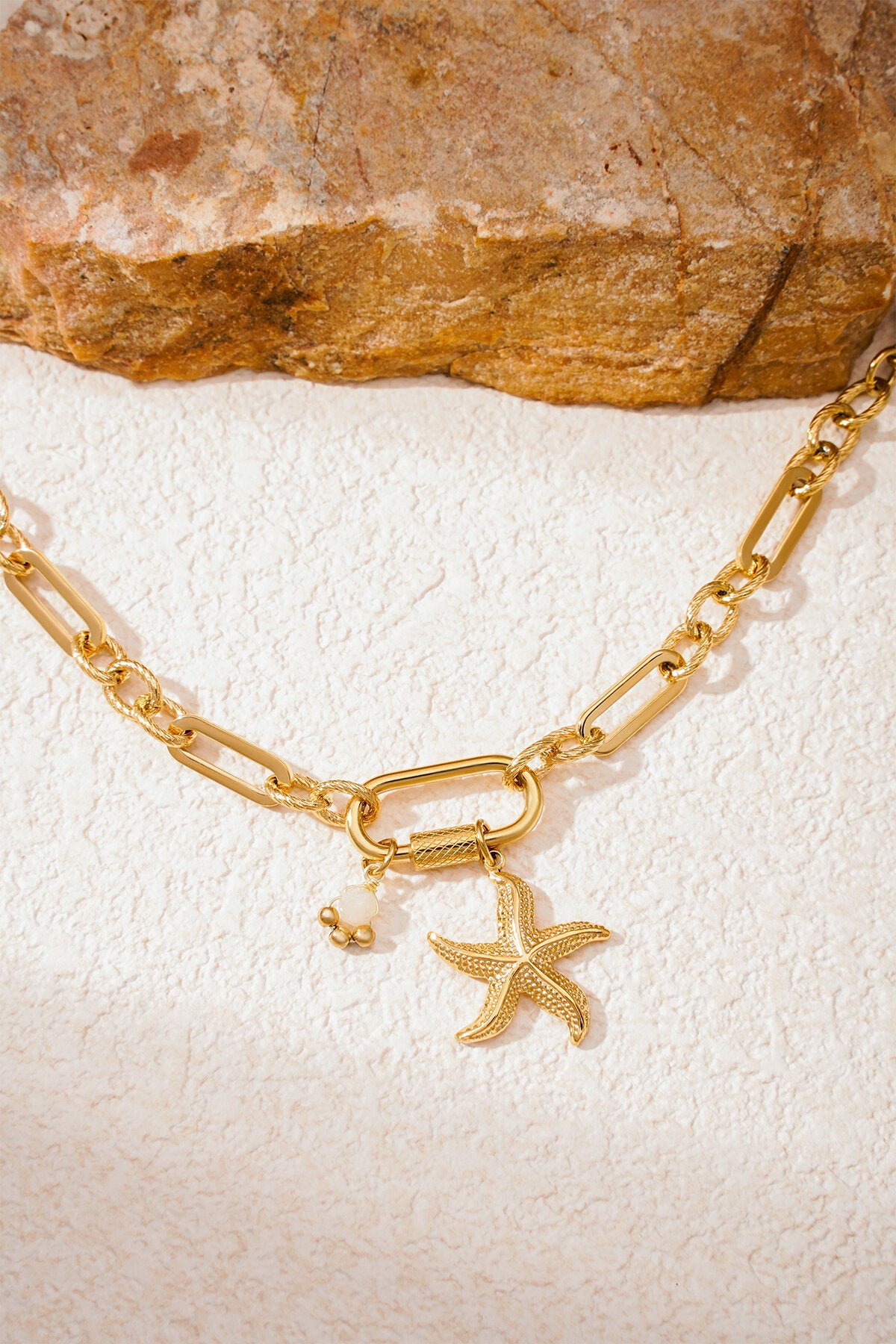 bracelet étoile de mer dans la mer