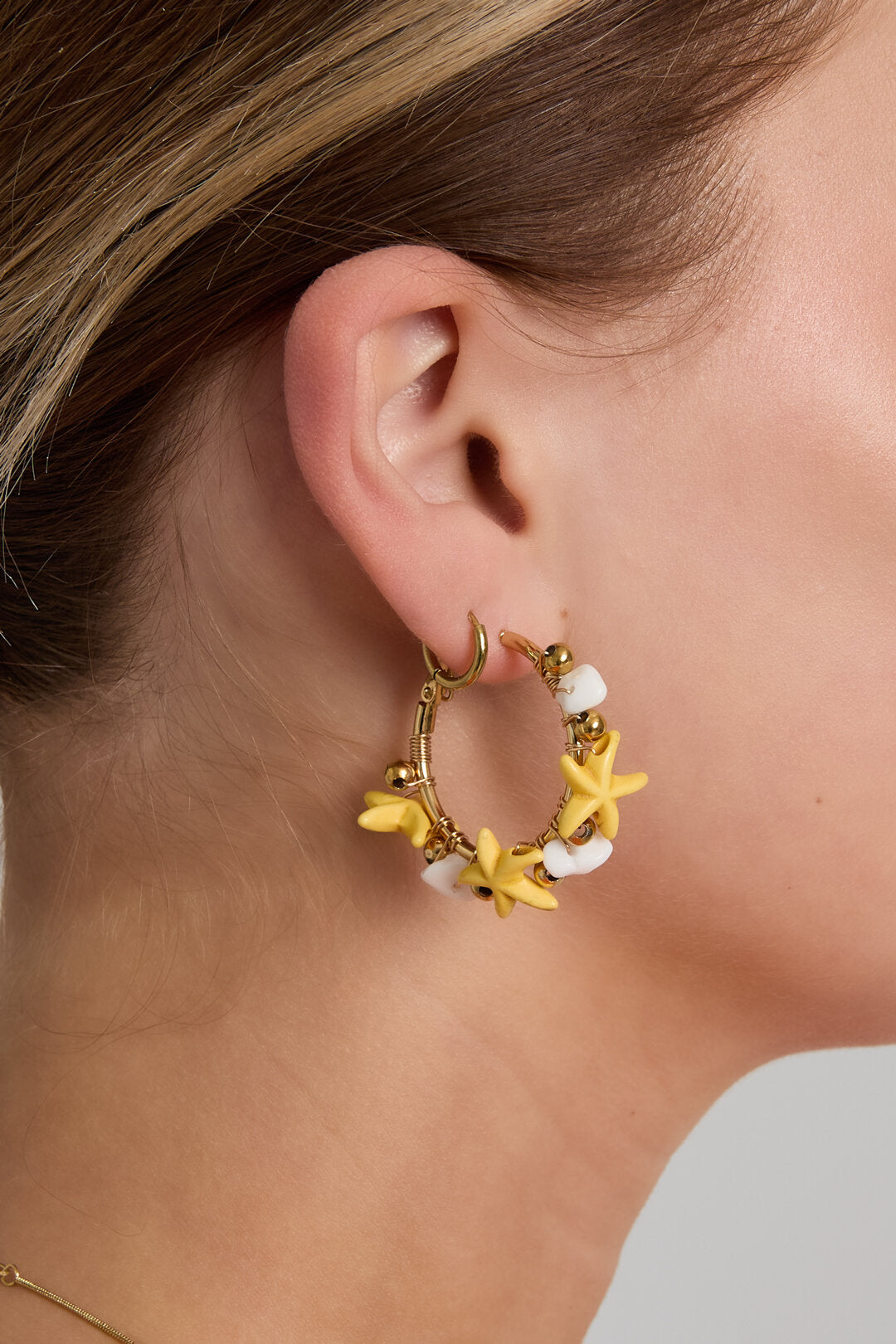 Boucles d'oreilles créoles ornées d'étoiles de mer et de perles dorées
