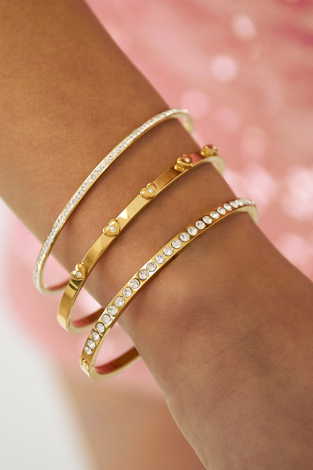 Bracelet orné de motifs en forme de cœur
