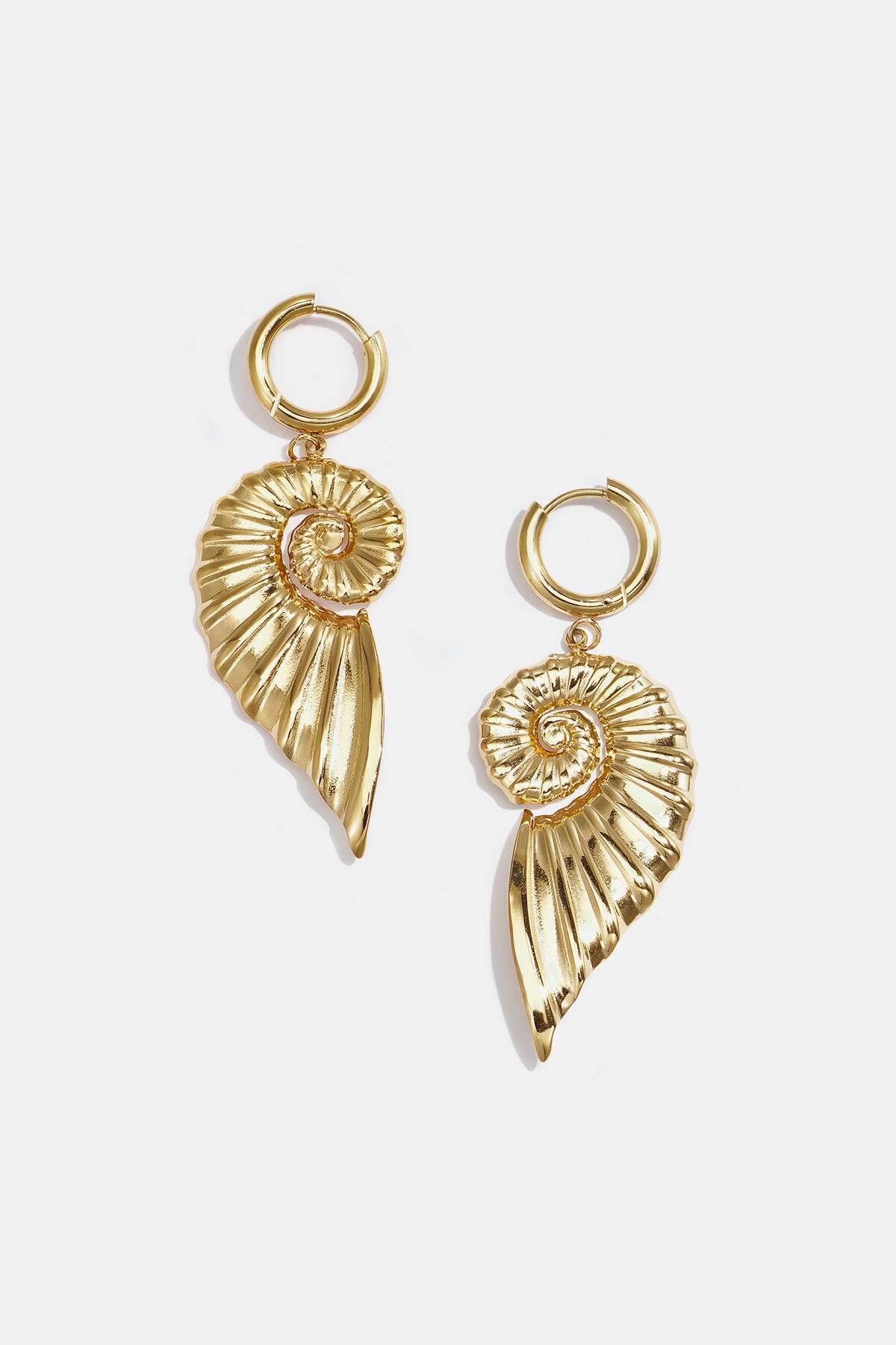 Petites boucles d'oreilles créoles avec un grand pendentif en coquillage torsadé