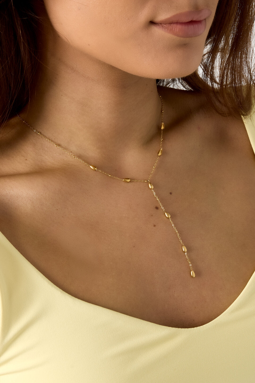 Collier ras du cou orné de pierres