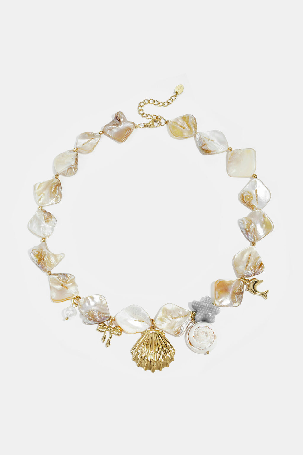 Collier orné de perles de coquillages, de perles et de breloques