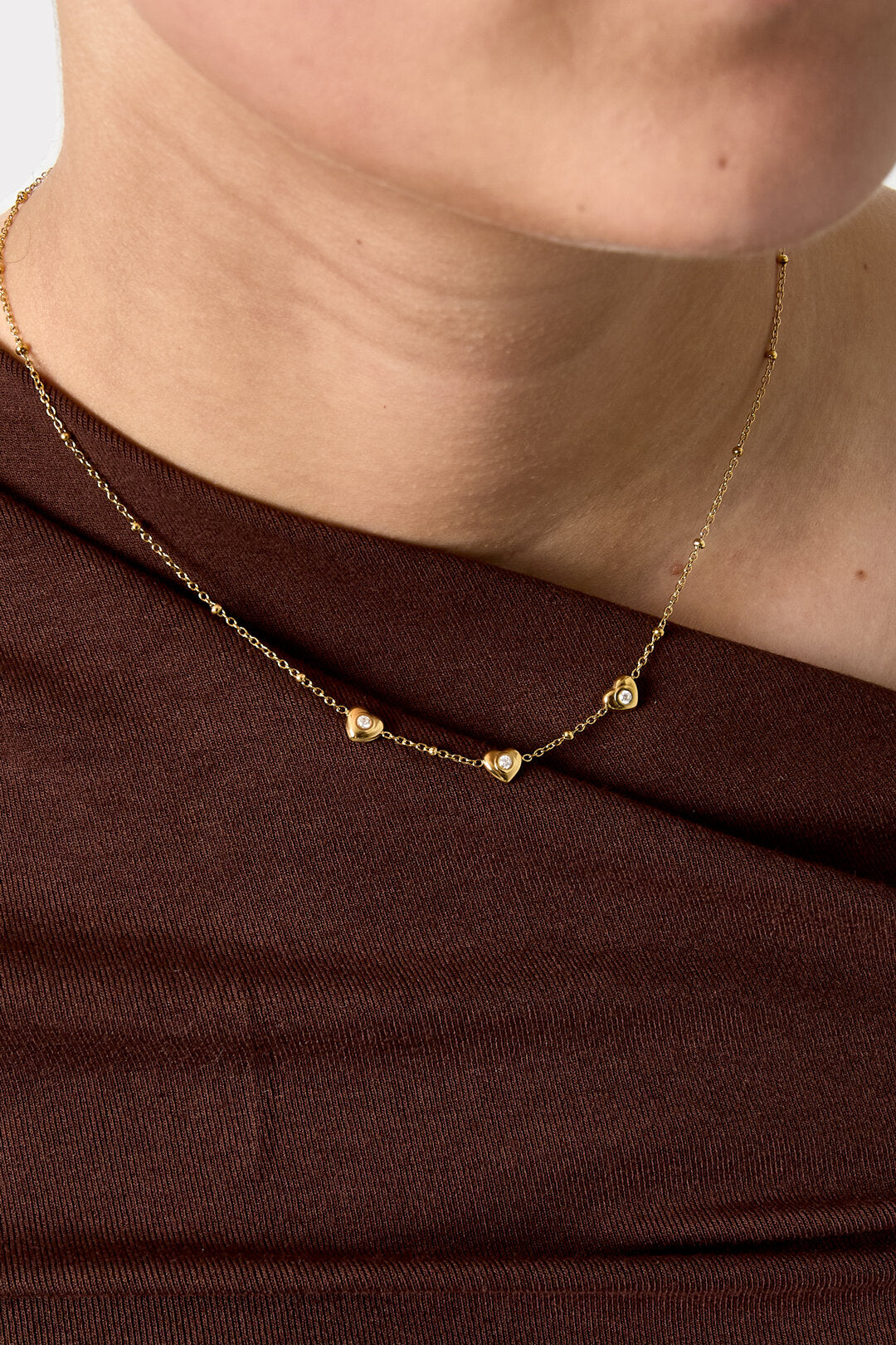 Collier de perles et de cœurs ornés de pierres