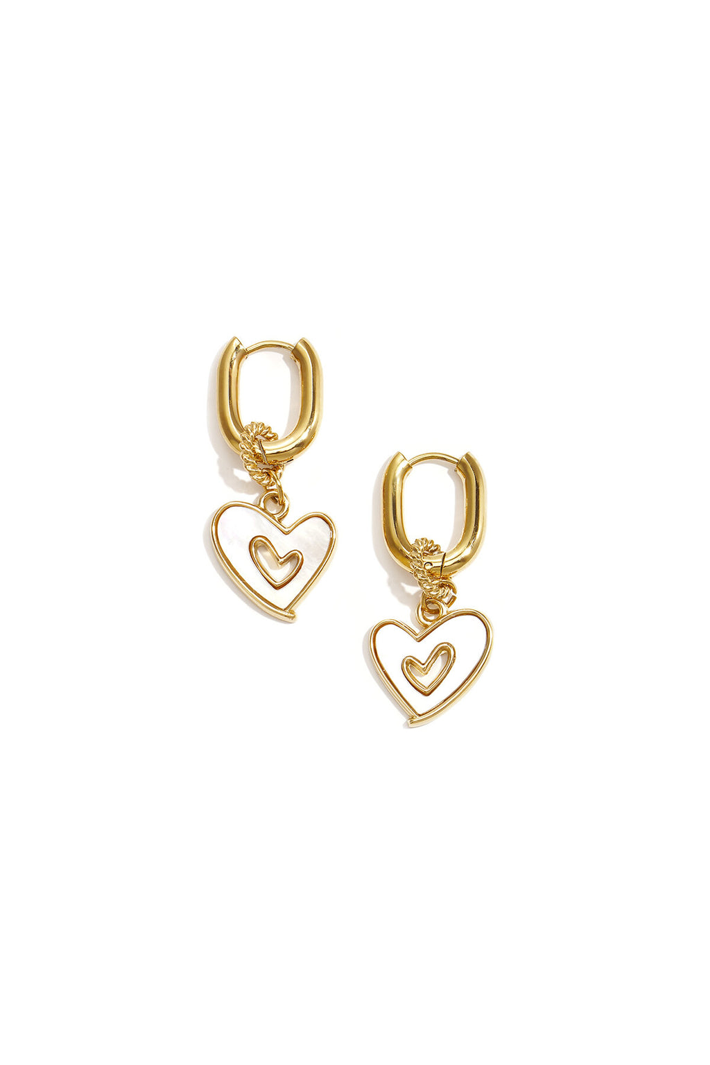 Boucles d'oreilles squovales avec des cœurs pendants en nacre