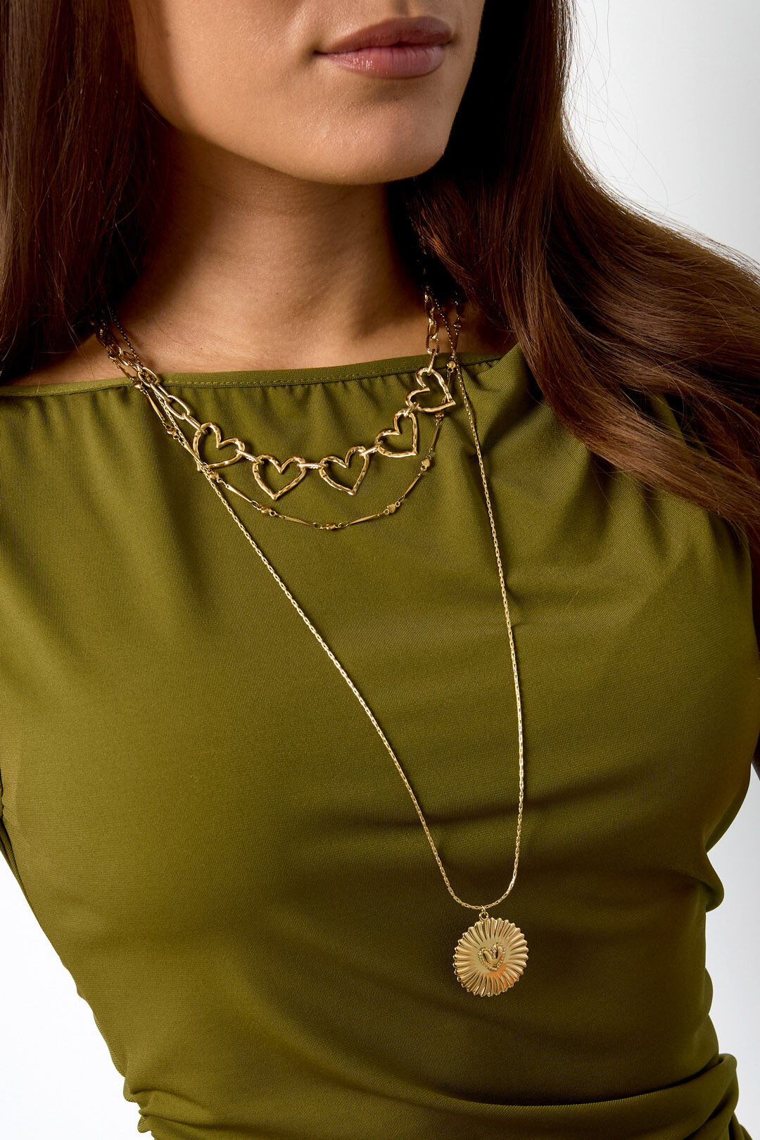 Collier à détails plats et grand pendentif