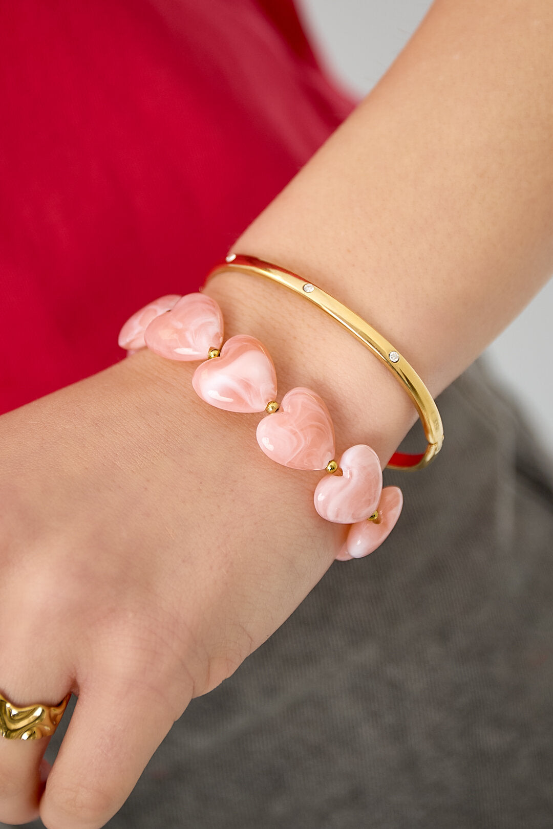 Bracelet orné de pierres discrètes