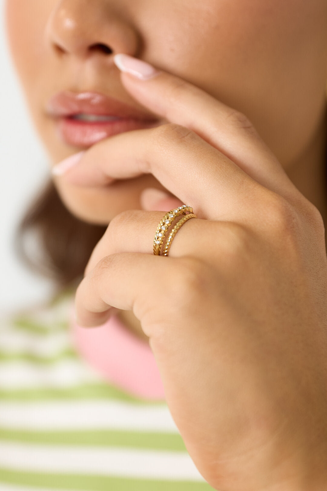 Bague double sertie de petites pierres