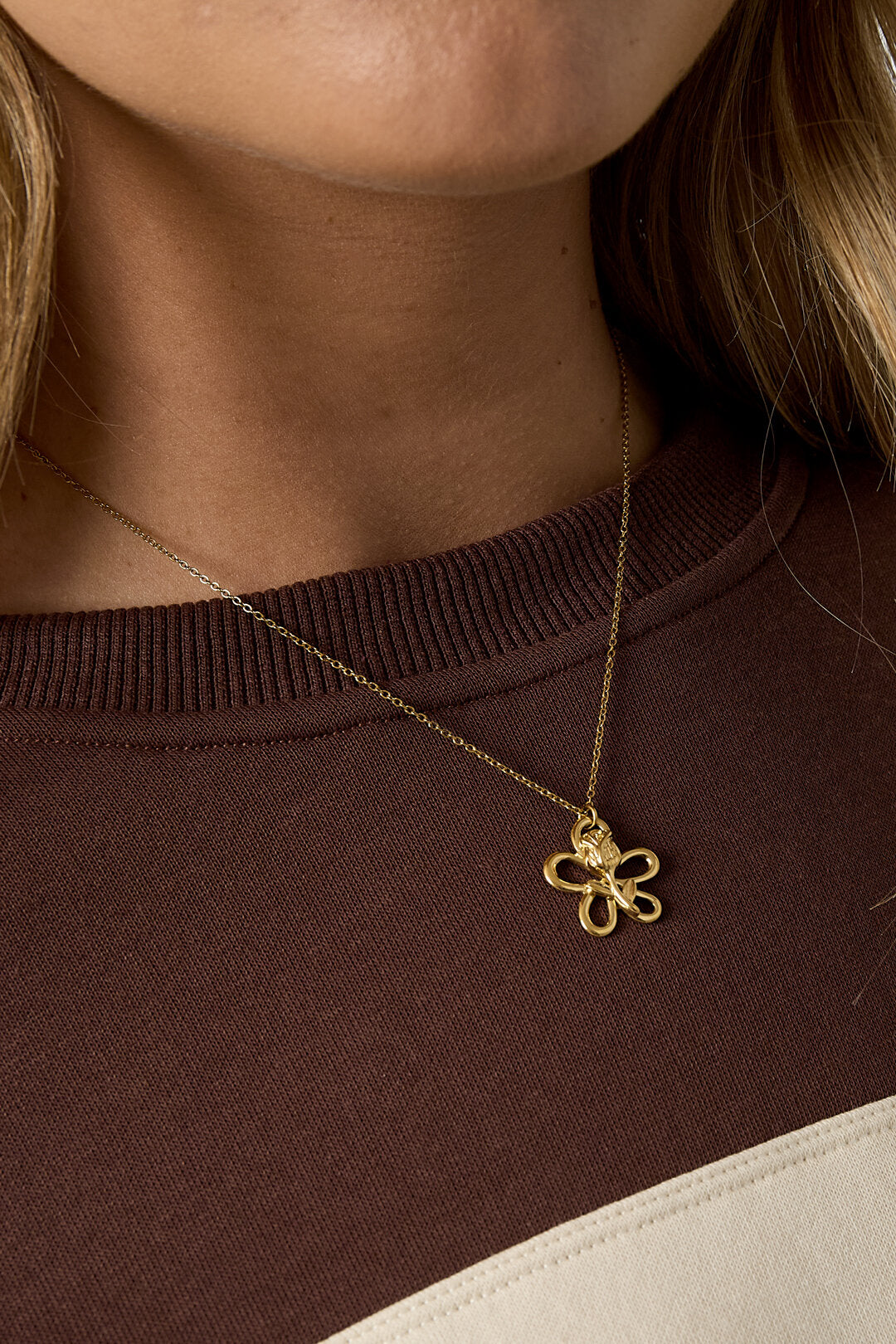 Collier avec pendentif rose sur fleur
