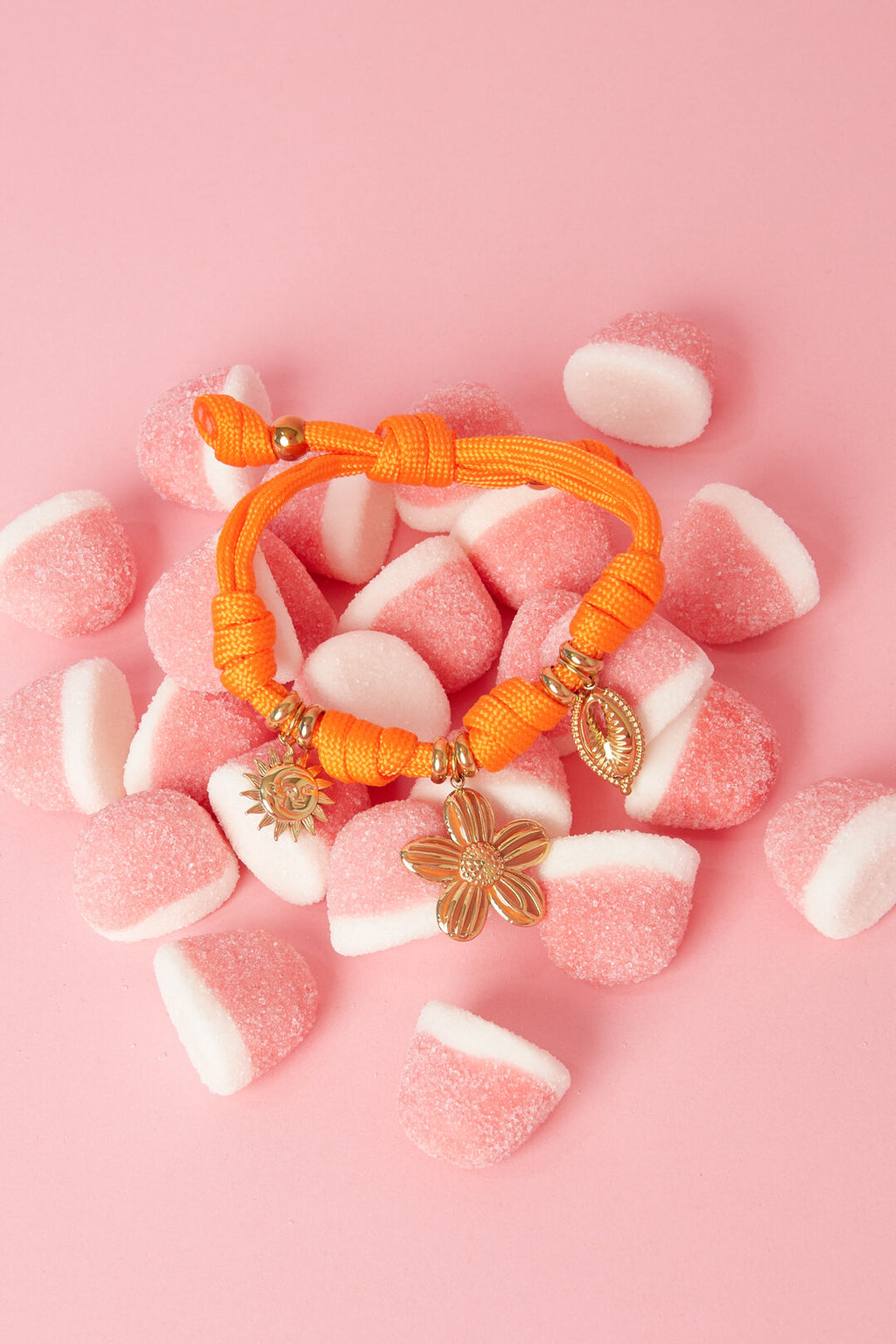 Bracelet en corde avec nœuds et breloques diverses
