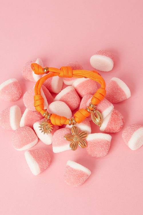 Bracelet en corde avec nœuds et breloques diverses