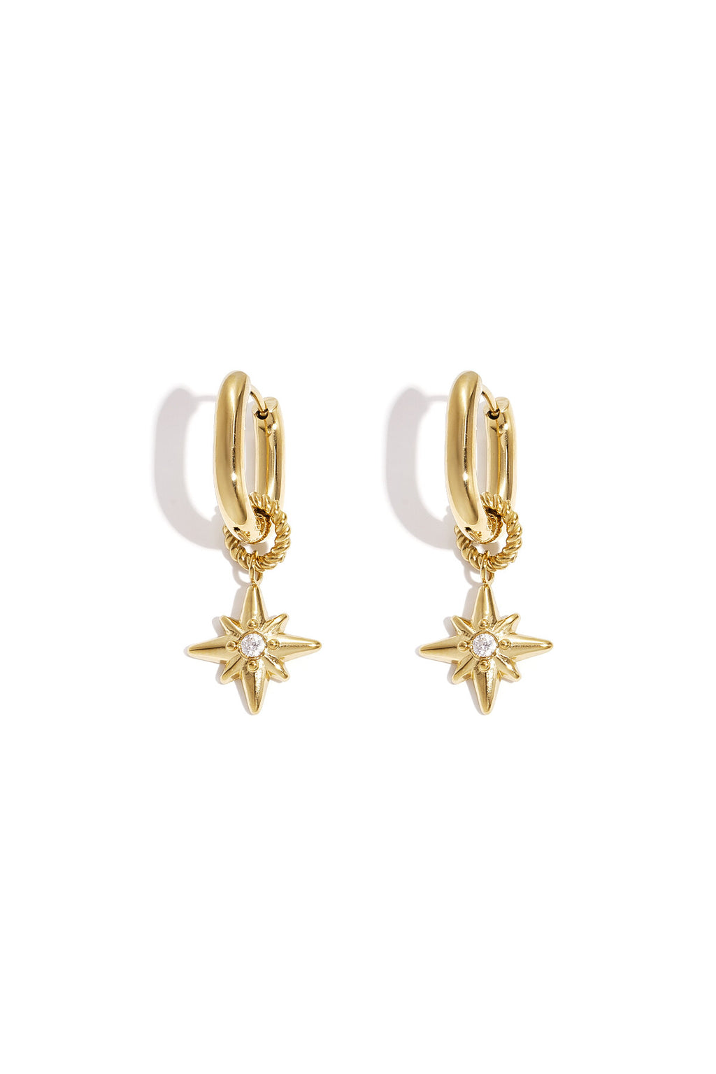 Boucles d'oreilles avec une étoile filante sur une petite bague