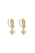Boucles d'oreilles avec une étoile filante sur une petite bague