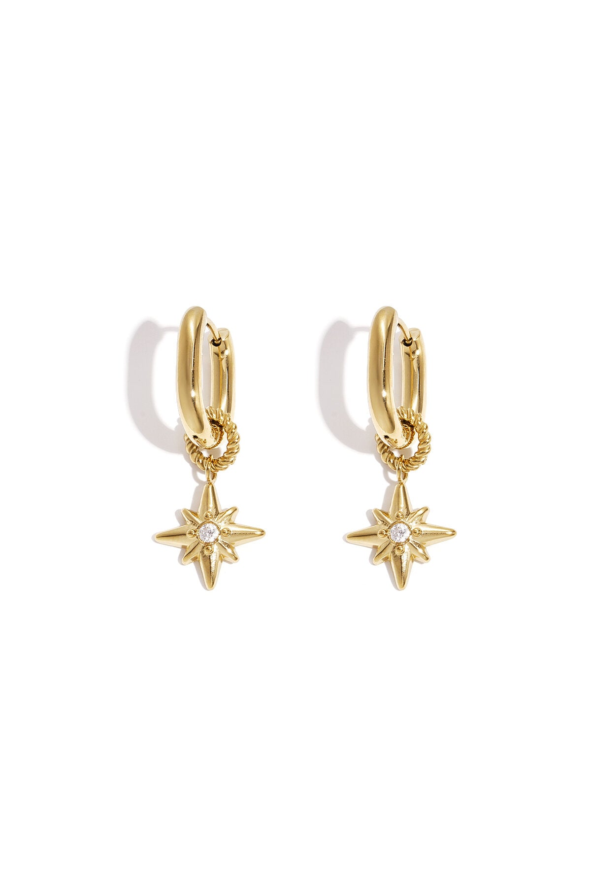 Boucles d'oreilles avec une étoile filante sur une petite bague