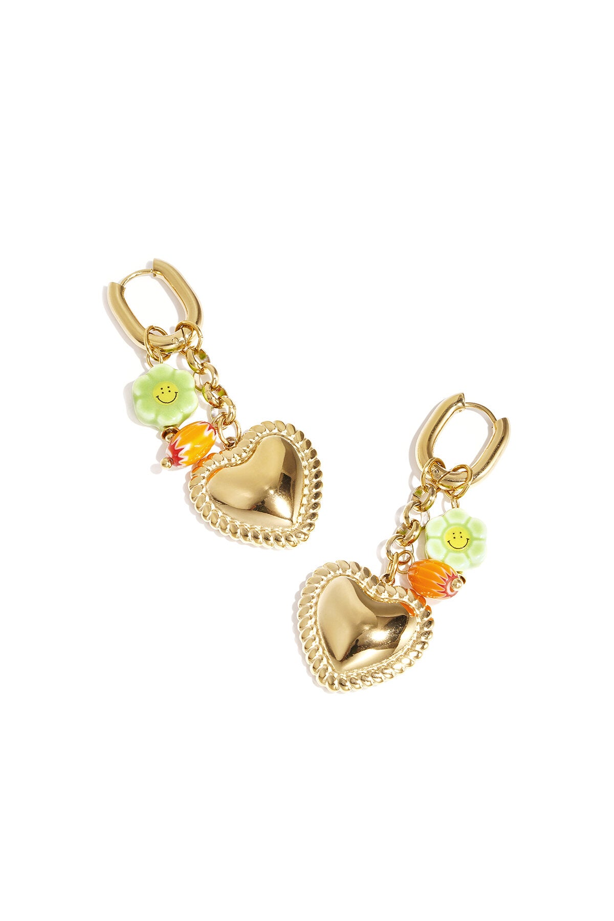 Boucles d'oreilles ornées de perles colorées et d'un pendentif en forme de cœur.