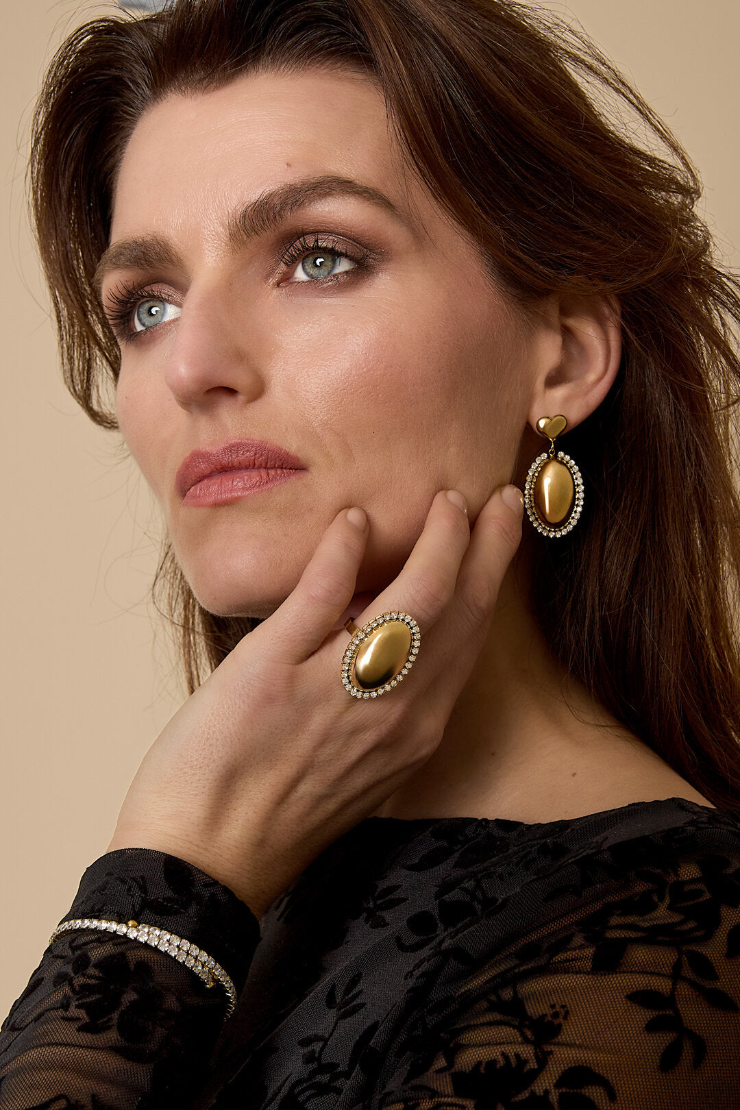 Boucles d'oreilles imposantes avec un pendentif ovale entouré de pierres