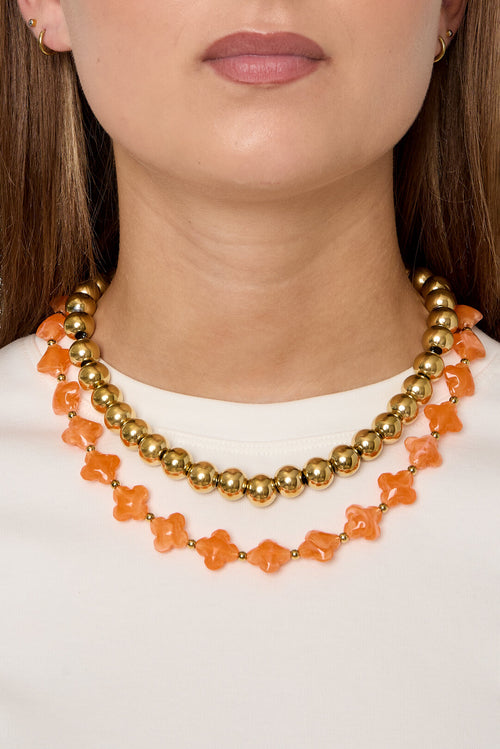 Collier de perles avec des perles en forme de trèfle