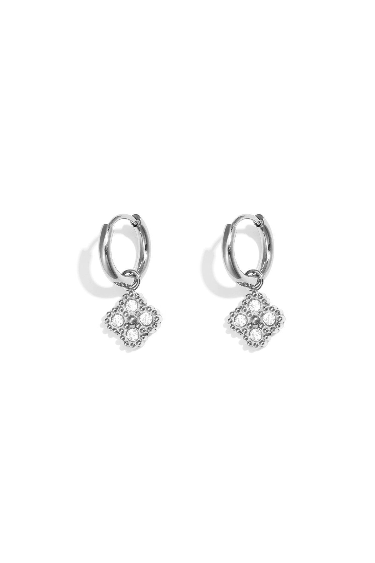 Petites boucles d'oreilles créoles avec breloque trèfle sertie de zirconiums