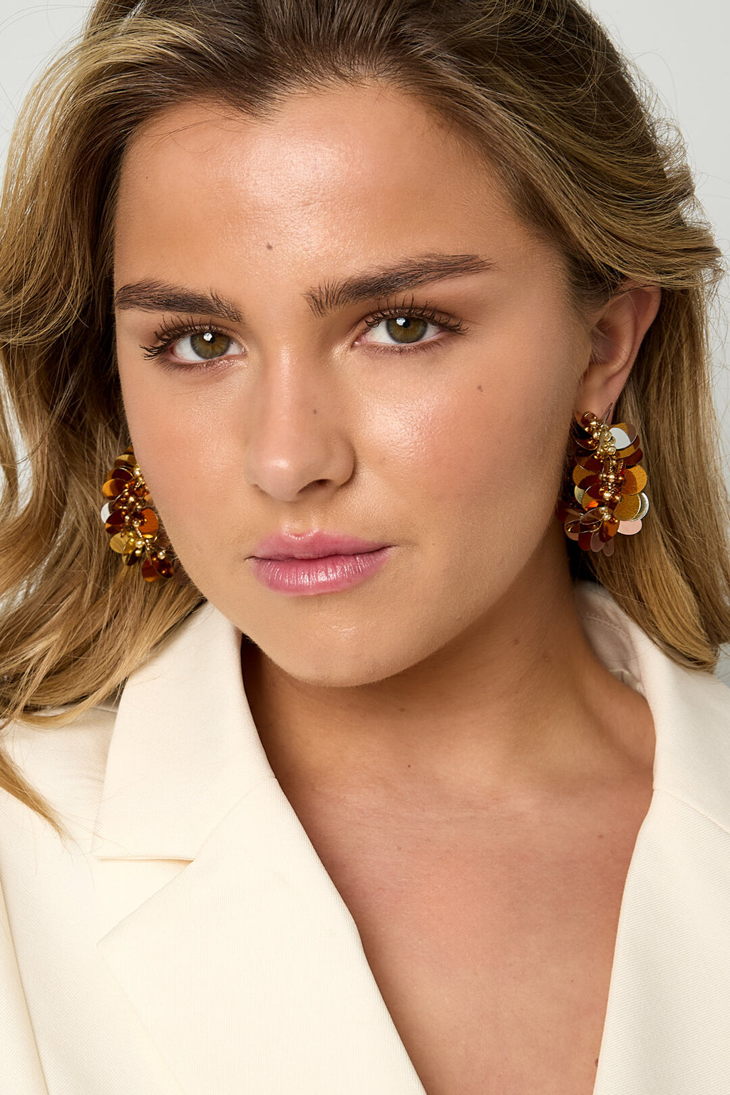 Boucles d'oreilles créoles en sequins et perles