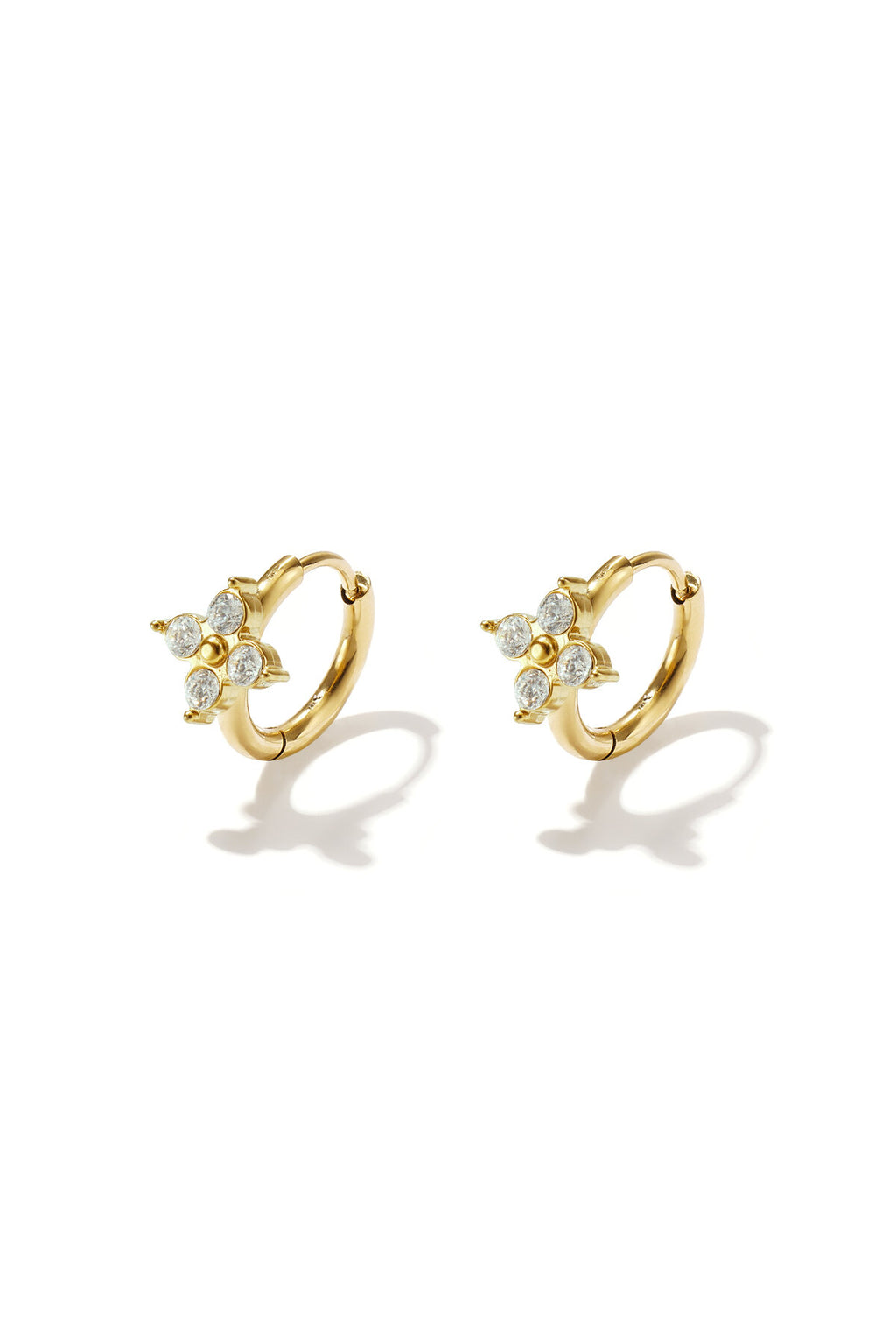 Petites boucles d'oreilles créoles avec des pierres en forme de trèfle