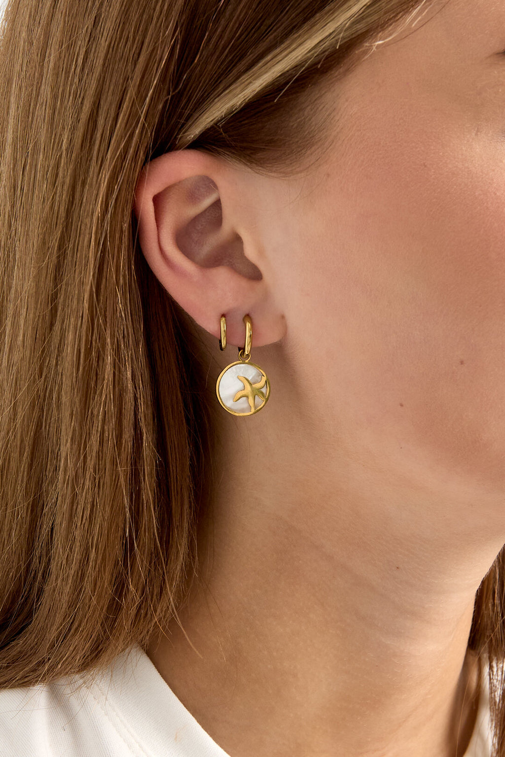 Boucles d'oreilles avec une étoile de mer en cercle