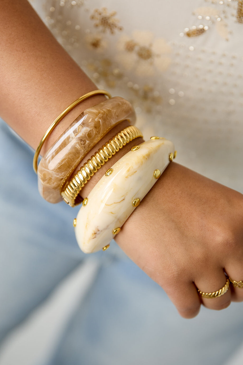 Bracelet jonc en résine avec clous