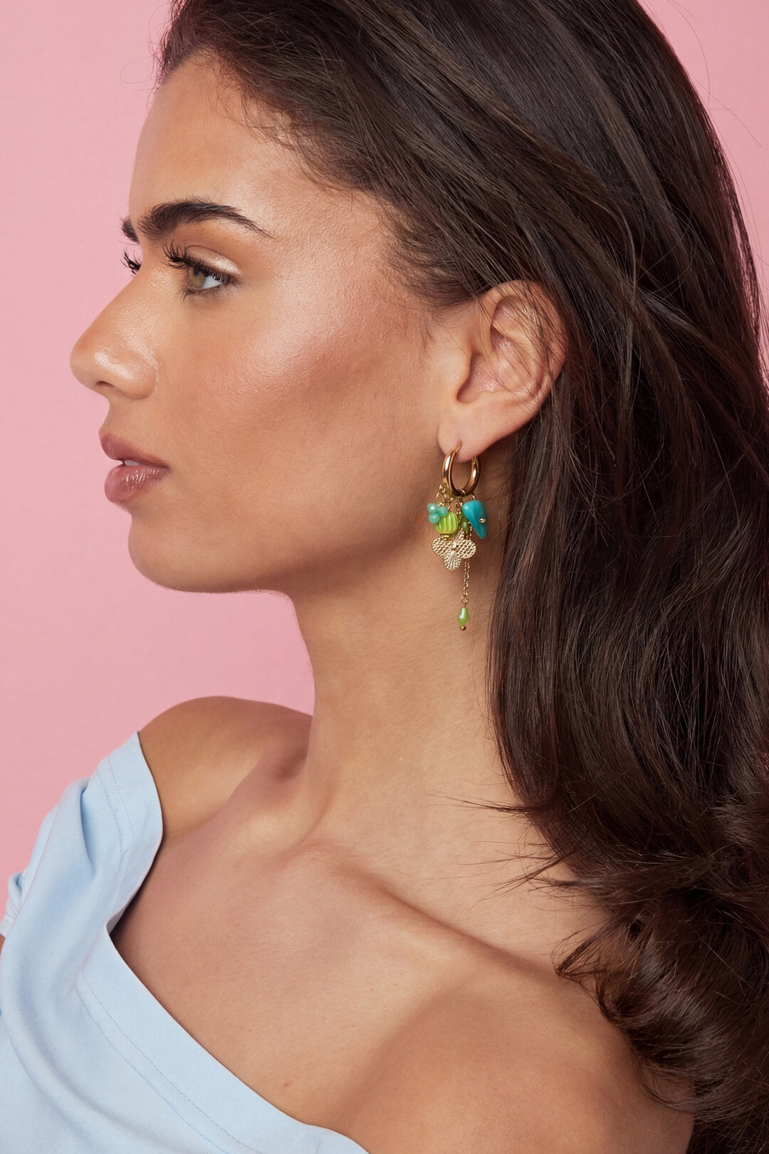 Petites boucles d'oreilles créoles avec chaînette et perles