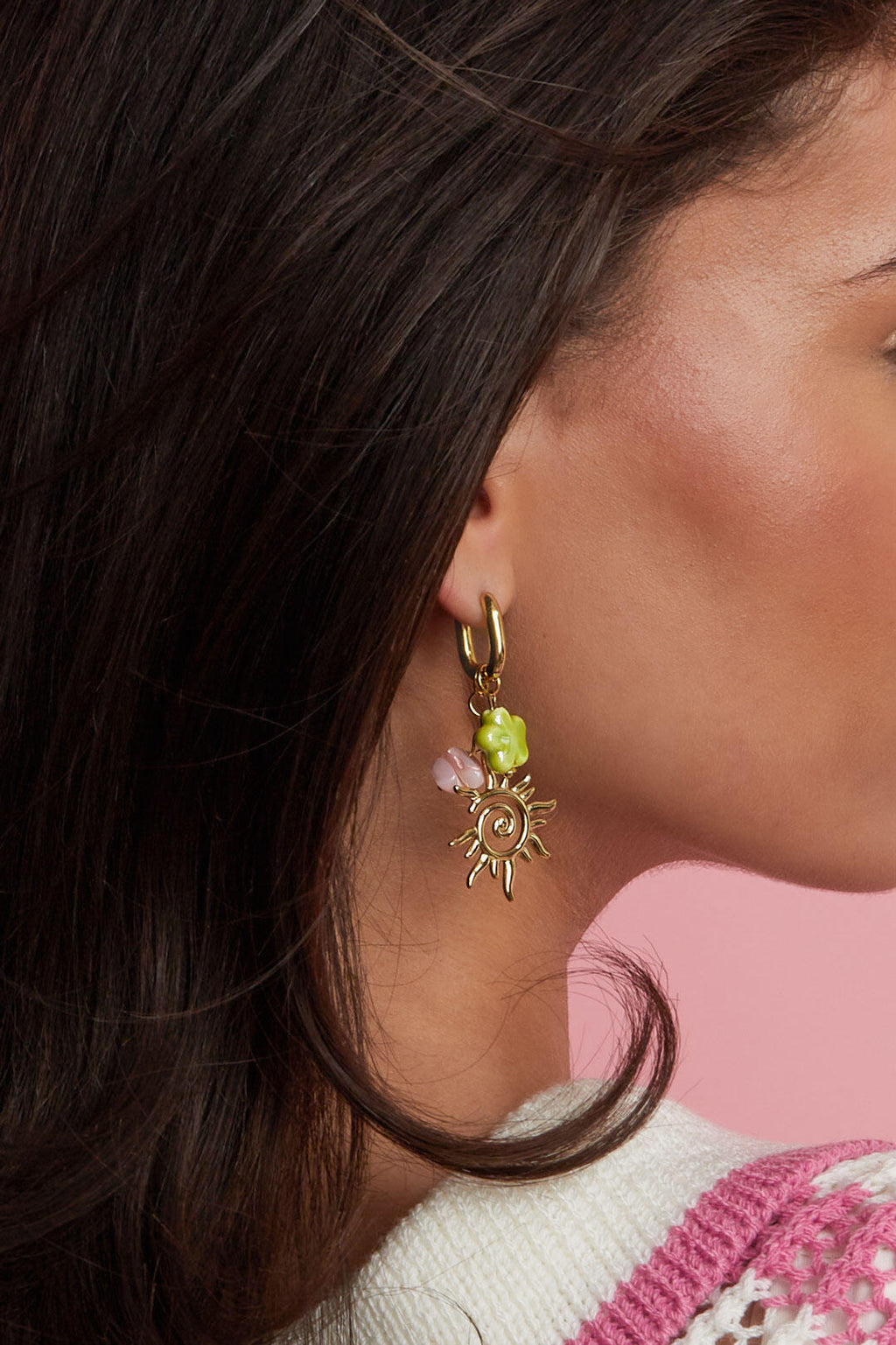 Boucles d'oreilles créoles ovales avec breloques soleil et perles