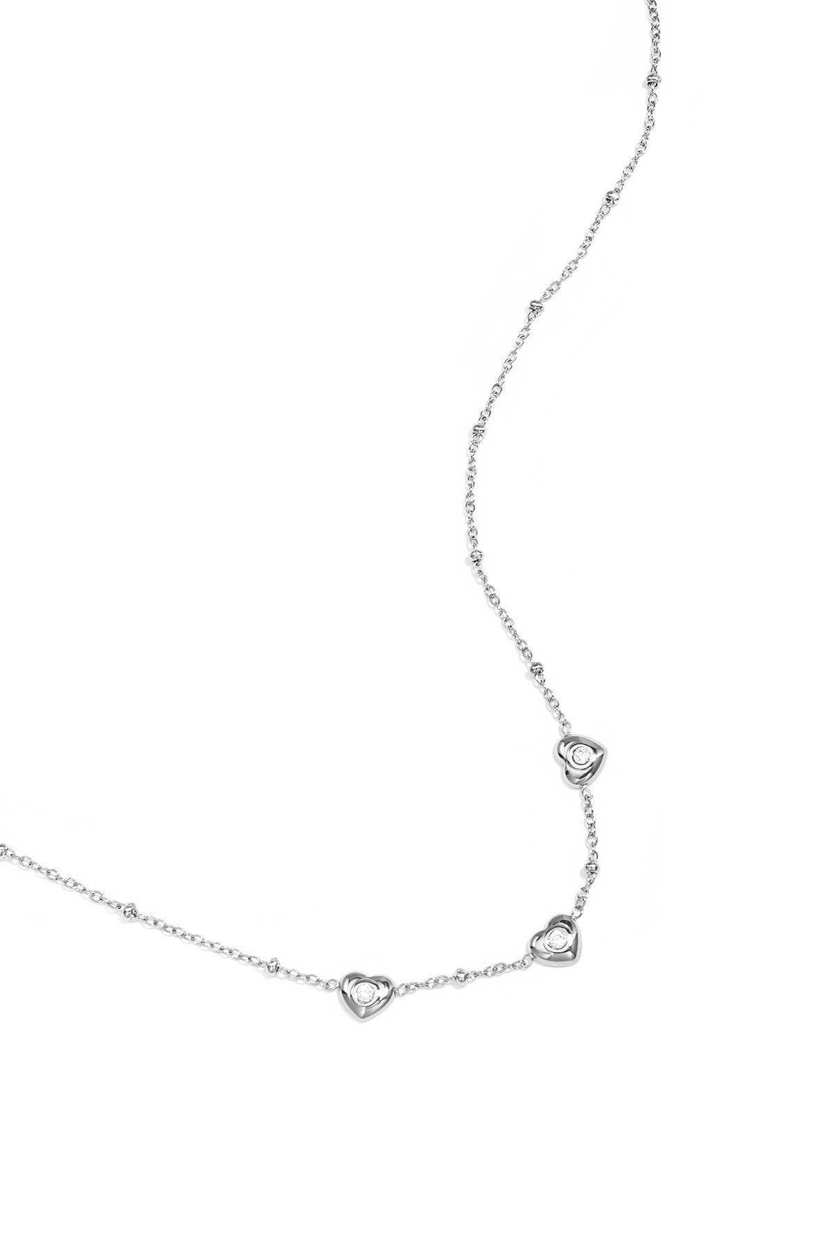 Collier de perles et de cœurs ornés de pierres