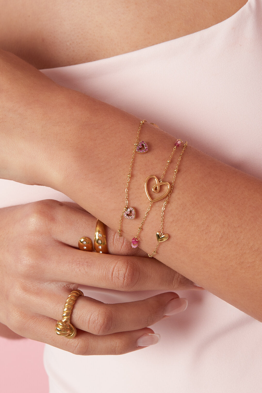 Bracelet orné de pierres roses en forme de cœur