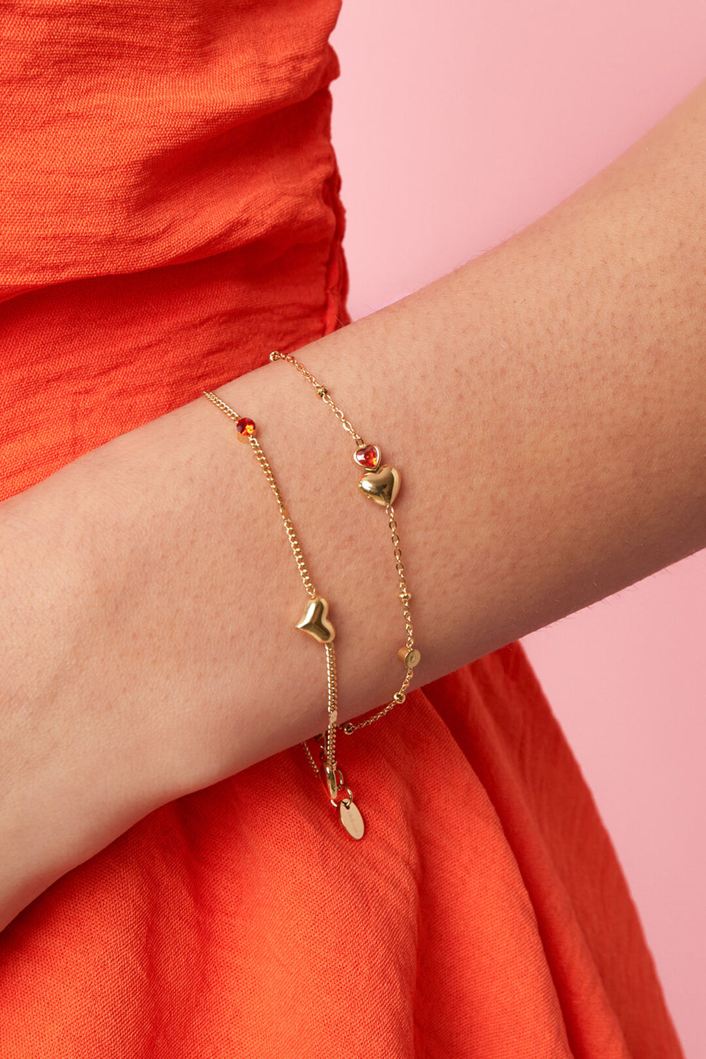 Bracelet orné de cœurs, de pierres colorées et de pois