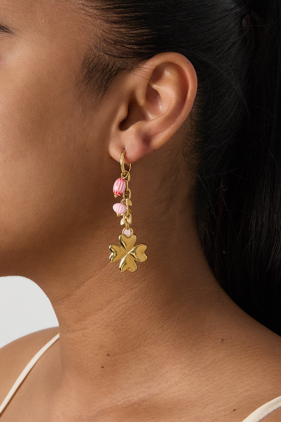 Petites boucles d'oreilles créoles ornées d'un trèfle, de perles et de feuilles pendantes