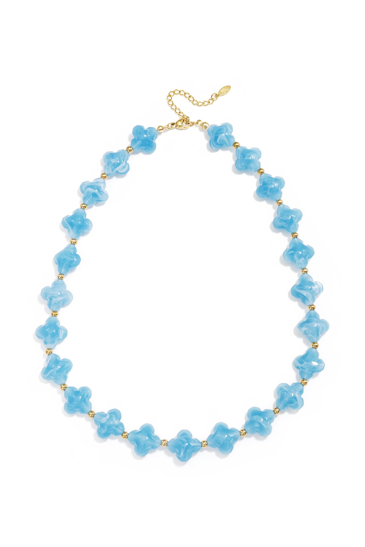 Collier de perles avec des perles en forme de trèfle