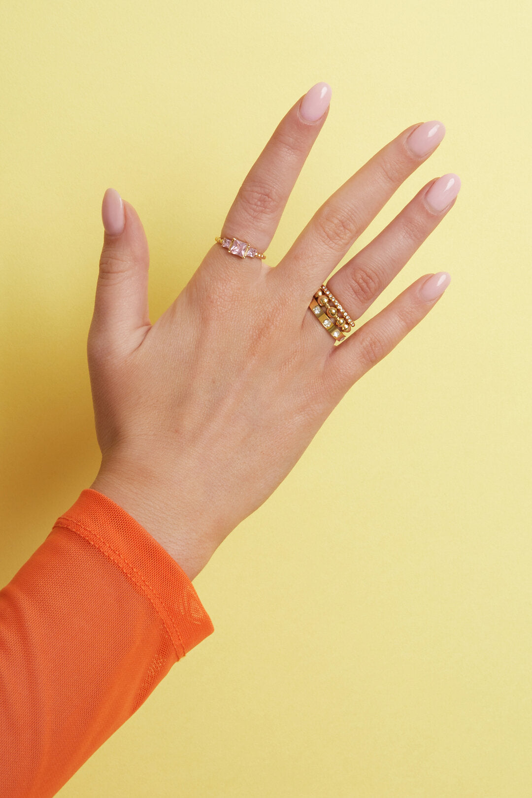 Bague minimaliste ornée de pierres