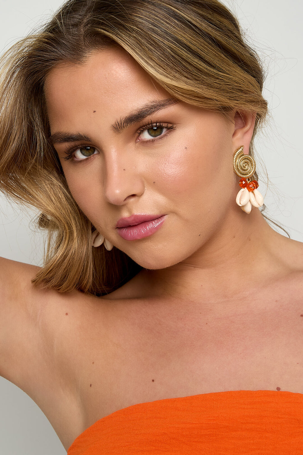 Boucles d'oreilles avec pendentifs en forme de coquillage et perles