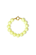 Bracelet à grosses perles et fermoir sur le devant