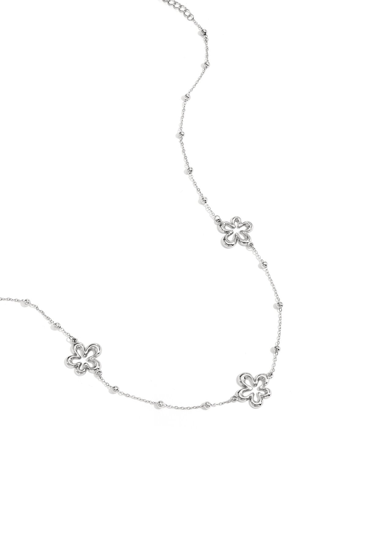 Collier orné de fleurs en forme de corail