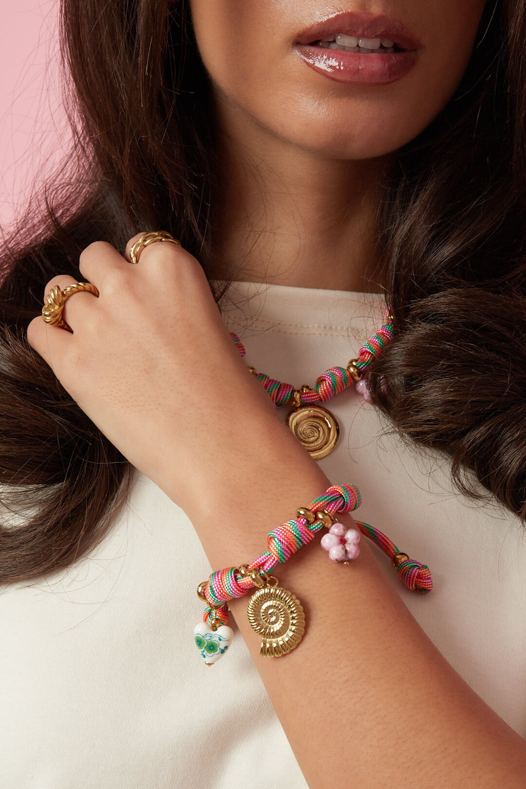 Bracelet en corde avec nœuds et breloques en coquillage