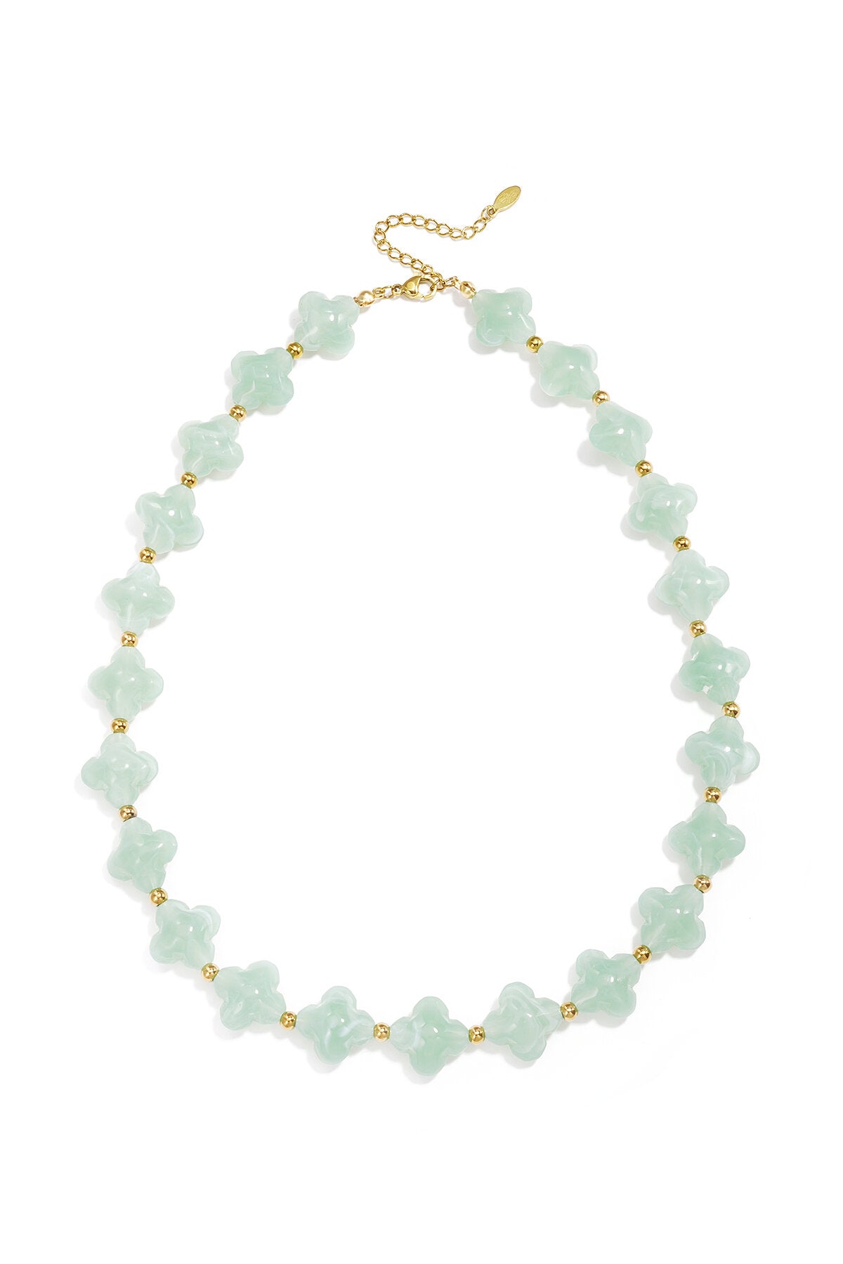 Collier de perles avec des perles en forme de trèfle
