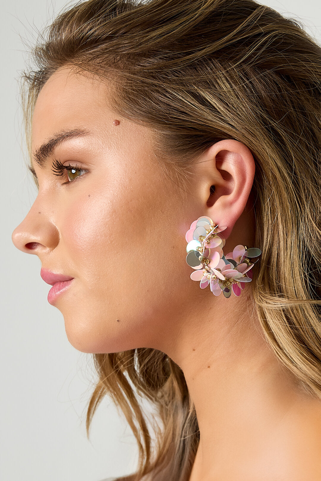 Boucles d'oreilles créoles en sequins et perles
