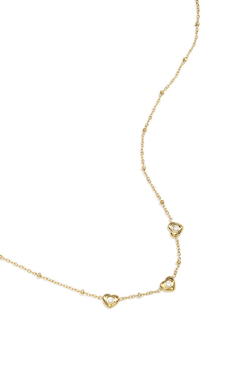 Collier de perles et de cœurs ornés de pierres