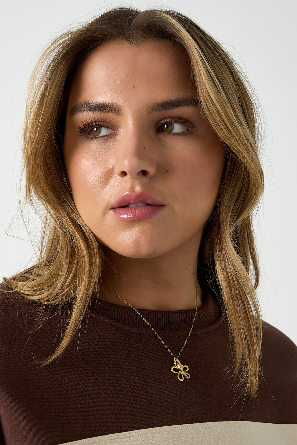 Collier avec pendentif rose sur fleur