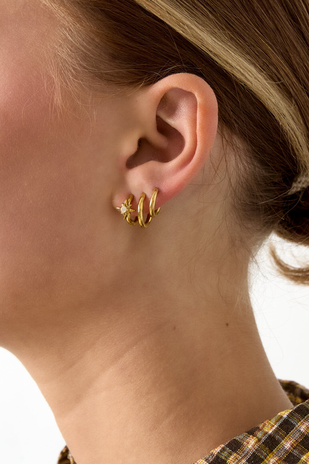 Boucles d'oreilles créoles ornées d'une étoile filante et d'une pierre
