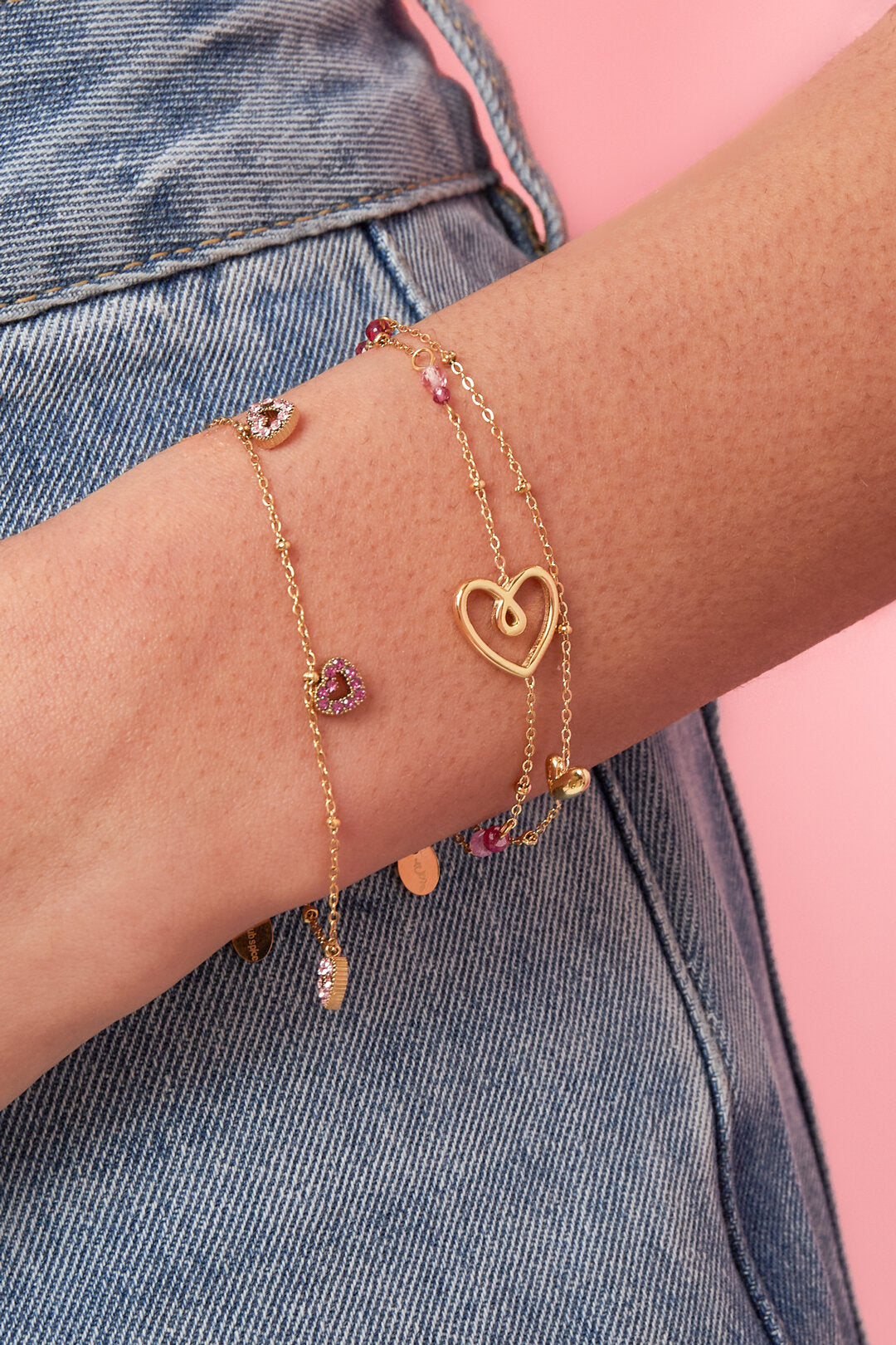 Bracelet orné d'un cœur espiègle, de perles et d'une perle
