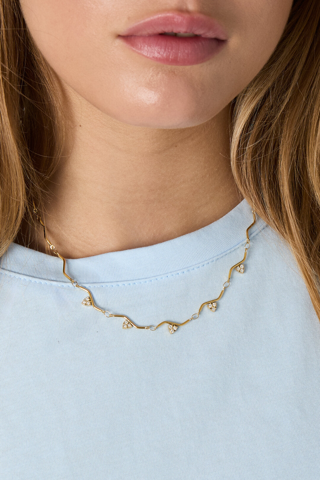 Collier orné de pierres à motif en zigzag