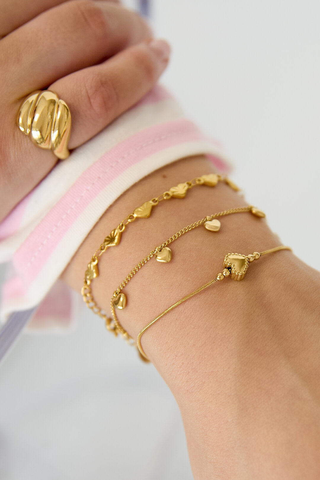 Bracelet avec petits cœurs pendants