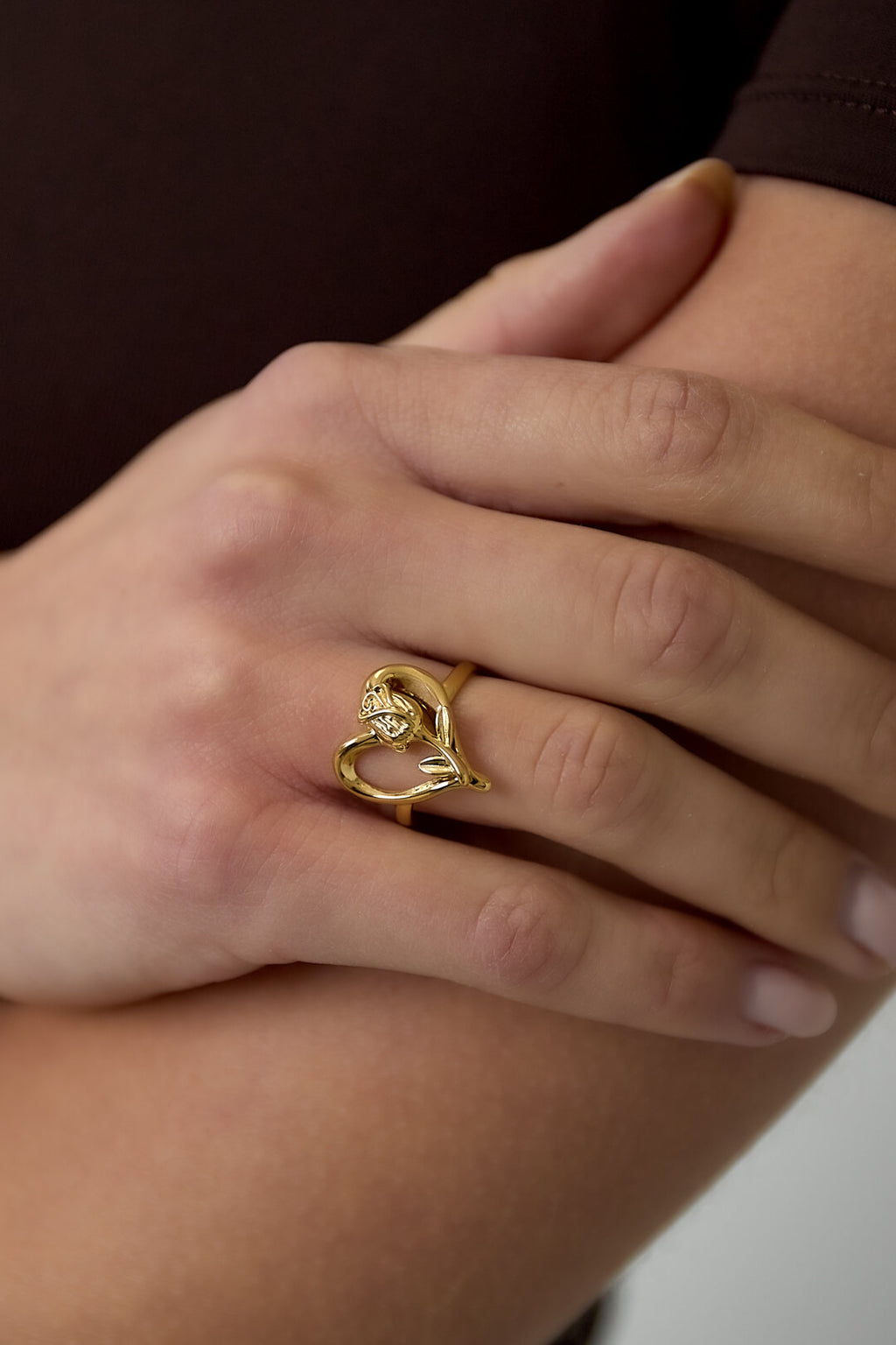 Bague avec une rose sur le cœur