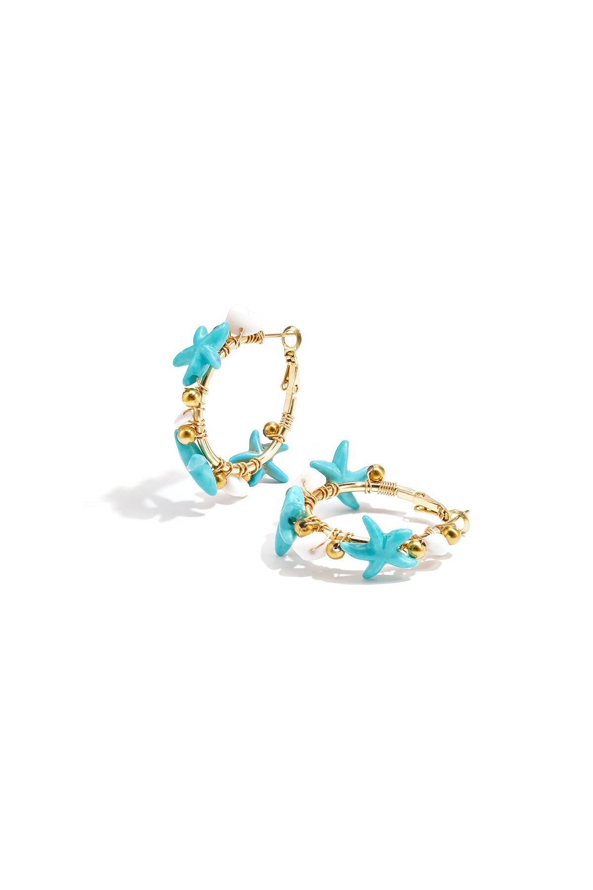Boucles d'oreilles créoles ornées d'étoiles de mer et de perles dorées
